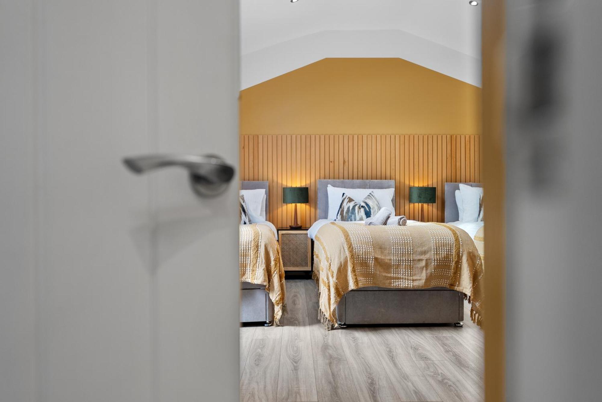 4-Bedroom Stunning Luxe, Spacious & Stylish Design House Bolton, Sleeps 11, With Parking Central Bolton, Links To Manchester, Pet-Friendly, Best For Groups! Work Contractors And Summer Special Offer! - By Blue Puffin Stays Farnworth Exterior foto