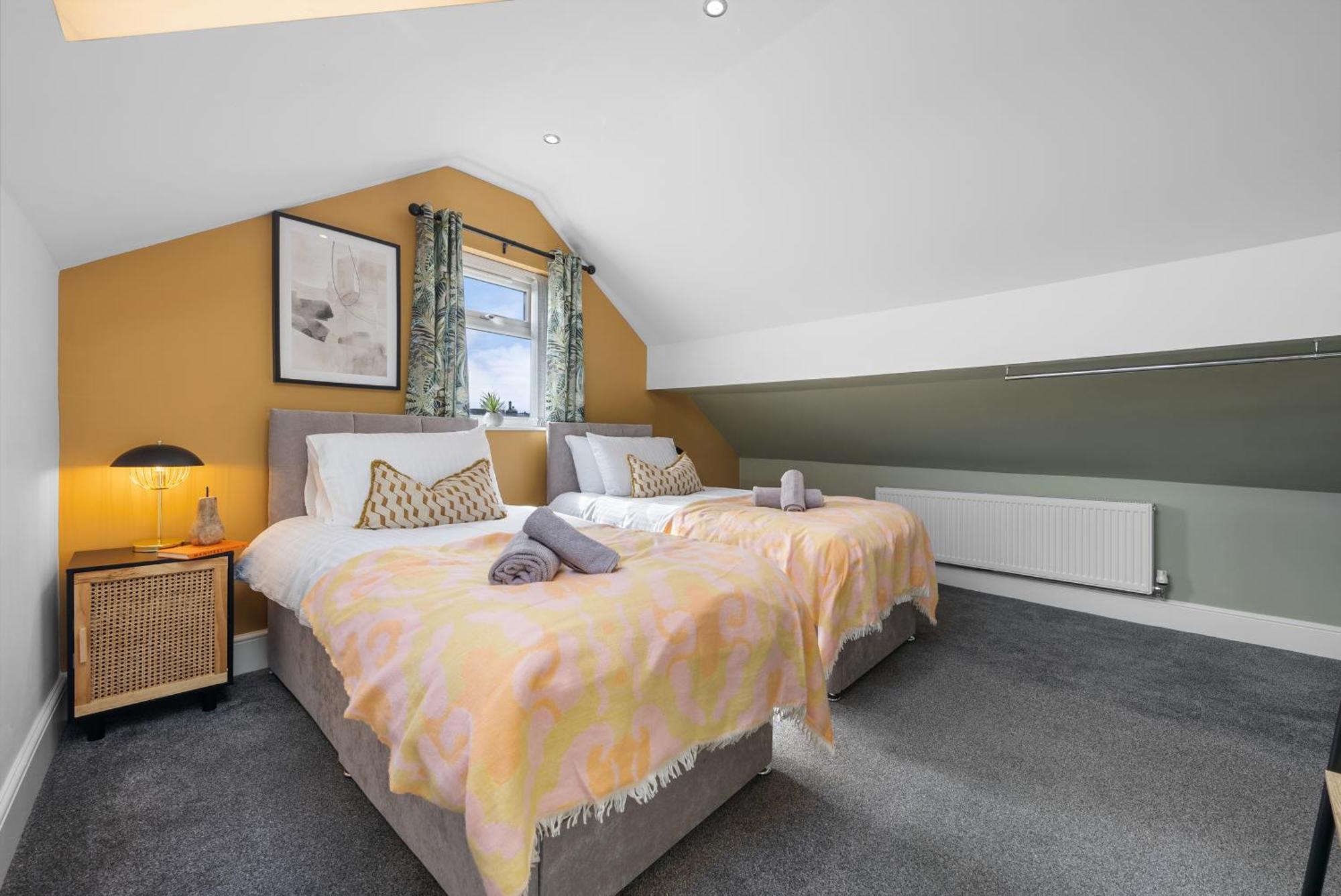 4-Bedroom Stunning Luxe, Spacious & Stylish Design House Bolton, Sleeps 11, With Parking Central Bolton, Links To Manchester, Pet-Friendly, Best For Groups! Work Contractors And Summer Special Offer! - By Blue Puffin Stays Farnworth Exterior foto