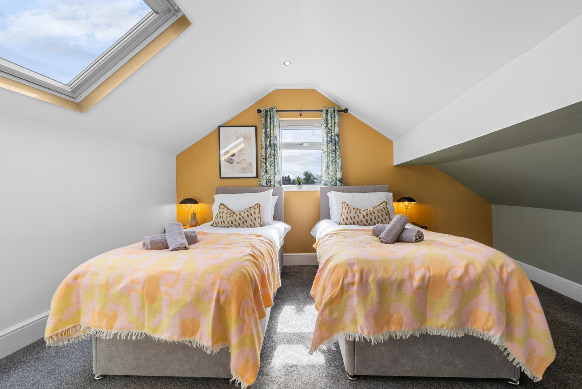 4-Bedroom Stunning Luxe, Spacious & Stylish Design House Bolton, Sleeps 11, With Parking Central Bolton, Links To Manchester, Pet-Friendly, Best For Groups! Work Contractors And Summer Special Offer! - By Blue Puffin Stays Farnworth Exterior foto