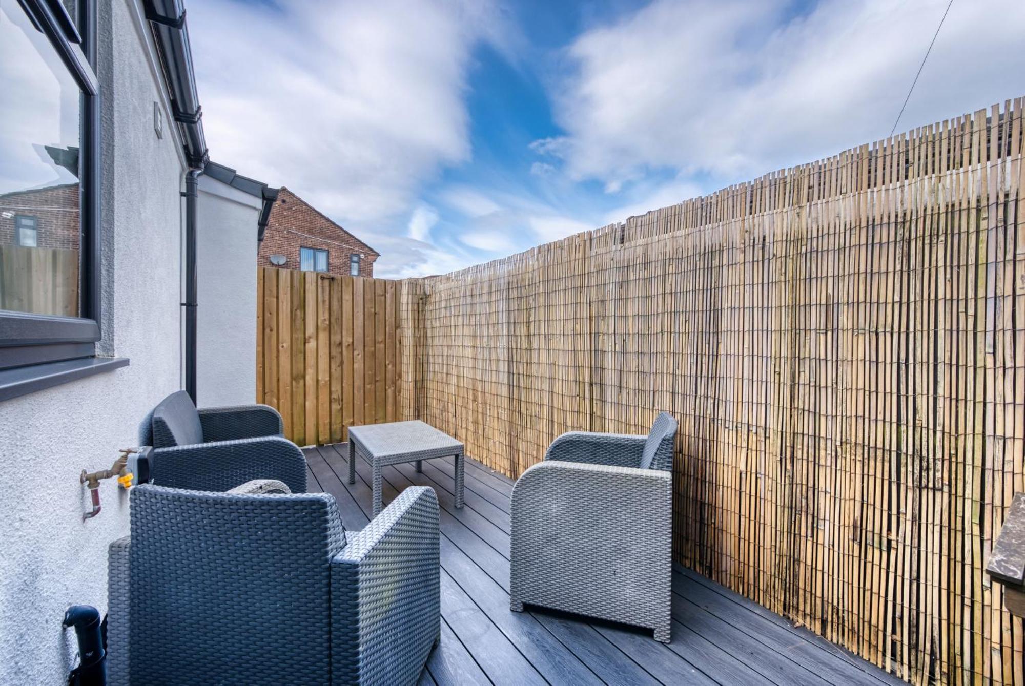 4-Bedroom Stunning Luxe, Spacious & Stylish Design House Bolton, Sleeps 11, With Parking Central Bolton, Links To Manchester, Pet-Friendly, Best For Groups! Work Contractors And Summer Special Offer! - By Blue Puffin Stays Farnworth Exterior foto