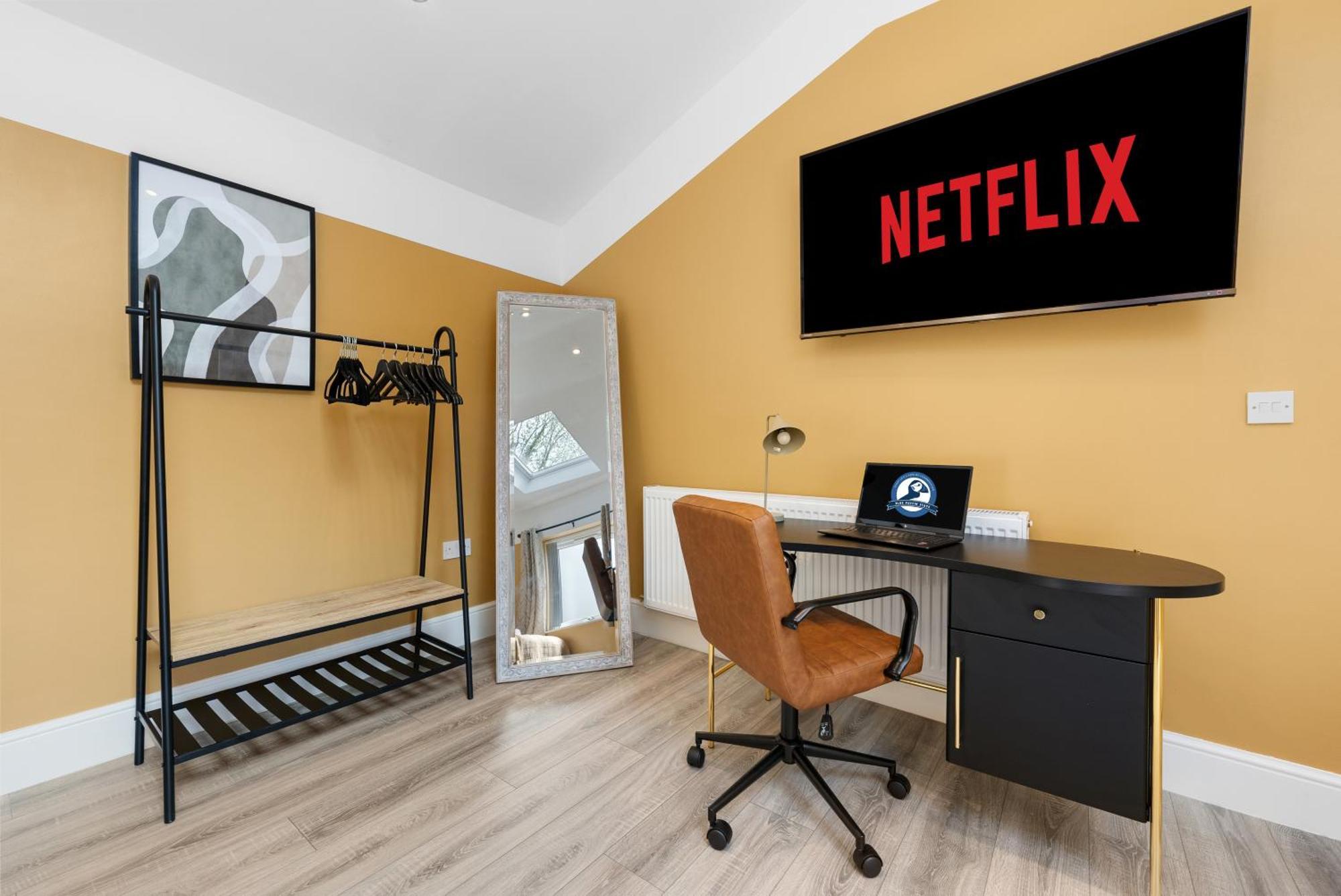 4-Bedroom Stunning Luxe, Spacious & Stylish Design House Bolton, Sleeps 11, With Parking Central Bolton, Links To Manchester, Pet-Friendly, Best For Groups! Work Contractors And Summer Special Offer! - By Blue Puffin Stays Farnworth Exterior foto