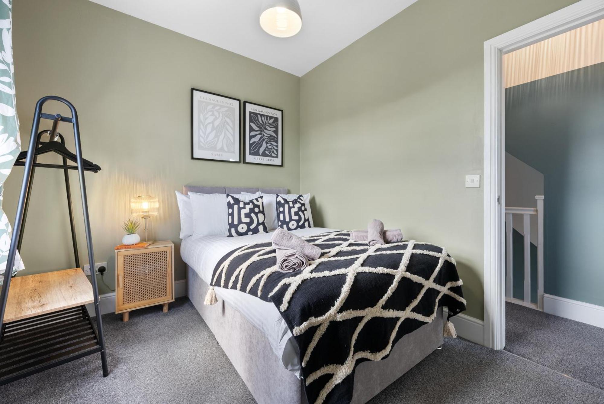 4-Bedroom Stunning Luxe, Spacious & Stylish Design House Bolton, Sleeps 11, With Parking Central Bolton, Links To Manchester, Pet-Friendly, Best For Groups! Work Contractors And Summer Special Offer! - By Blue Puffin Stays Farnworth Exterior foto
