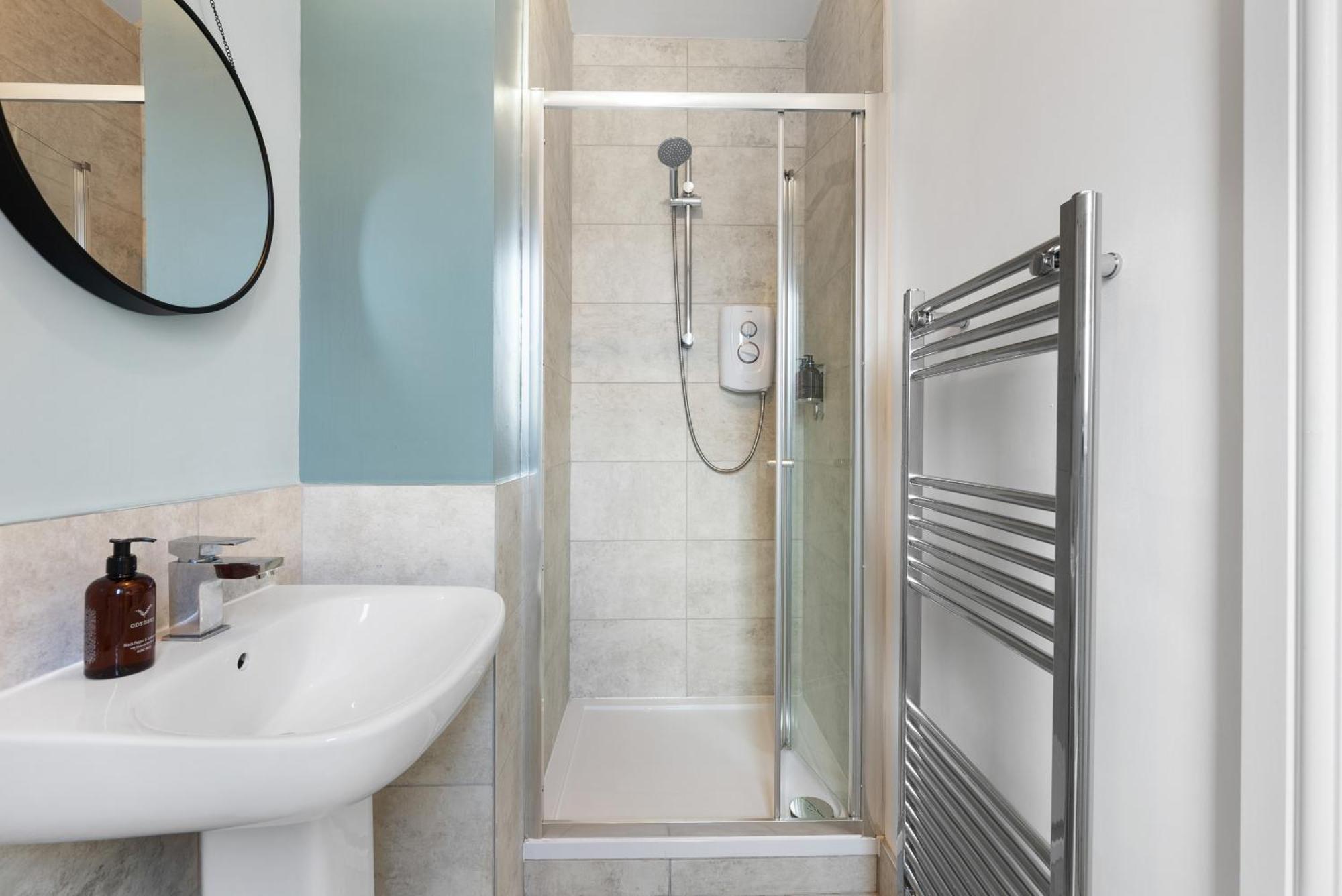 4-Bedroom Stunning Luxe, Spacious & Stylish Design House Bolton, Sleeps 11, With Parking Central Bolton, Links To Manchester, Pet-Friendly, Best For Groups! Work Contractors And Summer Special Offer! - By Blue Puffin Stays Farnworth Exterior foto