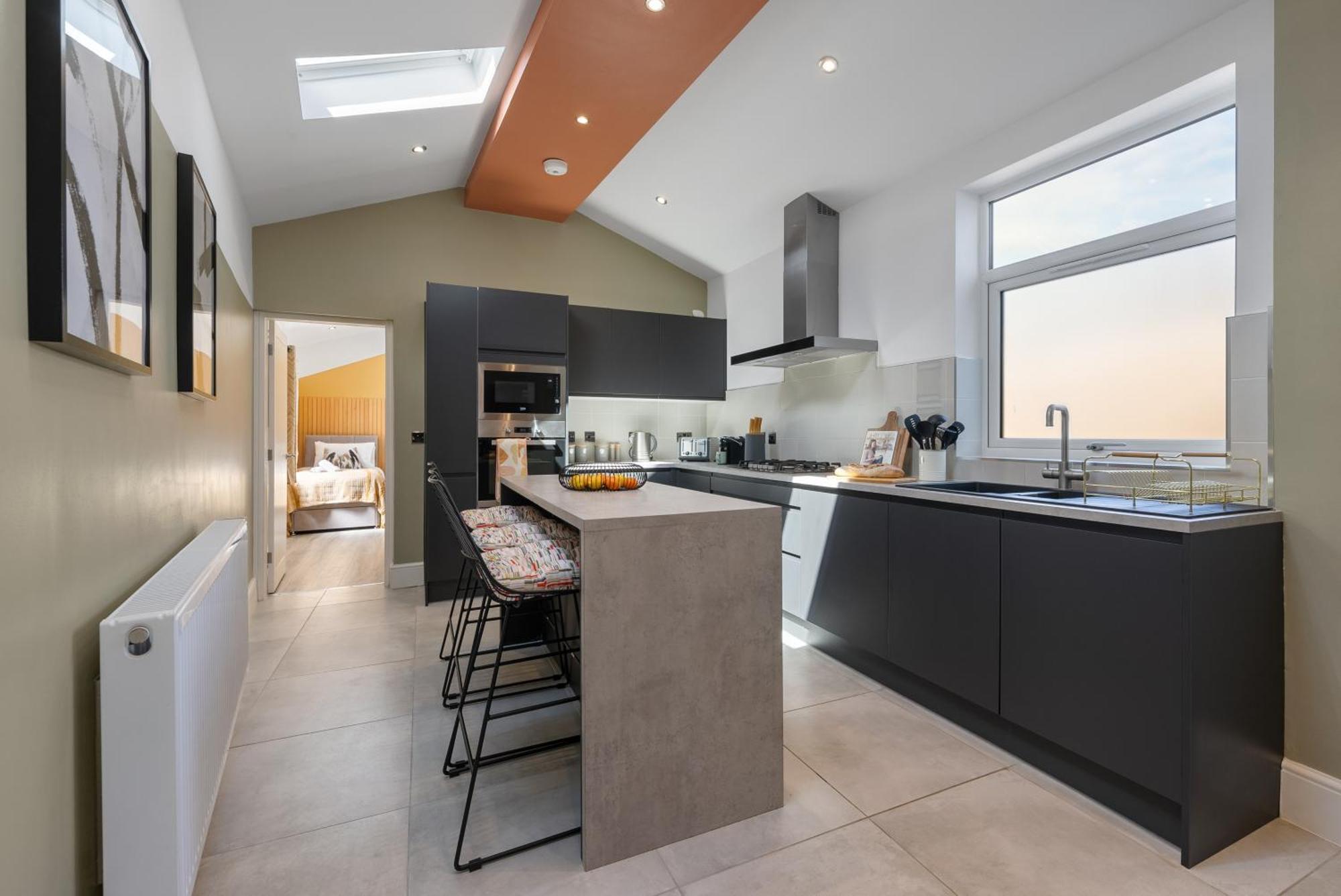 4-Bedroom Stunning Luxe, Spacious & Stylish Design House Bolton, Sleeps 11, With Parking Central Bolton, Links To Manchester, Pet-Friendly, Best For Groups! Work Contractors And Summer Special Offer! - By Blue Puffin Stays Farnworth Exterior foto